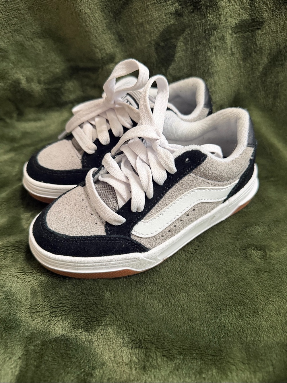 Vans Kids Low-Top Sneakers in Gray, Black & White